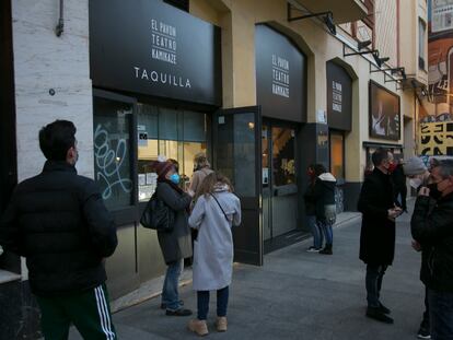 Entrada de público a la última función del teatro Pavón Kamikaze, este sábado.