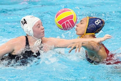 Las jugadoras Paula Prats y Harriet Dickens, luchan por la pelota hoy durante el partido.