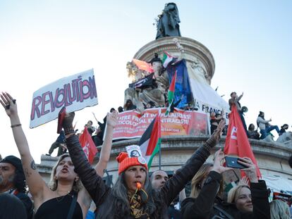 Numerosos ciudadanos celebran los resultados electorales en la Plaza de la República, este domingo en París.