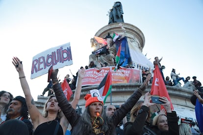 Numerosos ciudadanos celebran los resultados electorales en la Plaza de la República, este domingo en París.