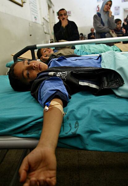 Dos niños palestinos heridos ayer en el sur de Gaza, en el hospital.