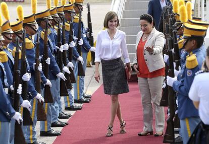 La Reina Letizia, nada más pisar Tegucigalpa.