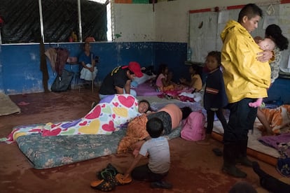 Residentes de la comunidad Nazaret de El Naranjal, Nicaragua, en un refugio por el paso de Eta.