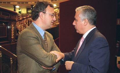 Jesús Caldera y Javier Arenas, en el Congreso en 2001.