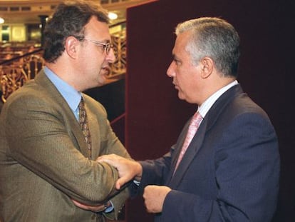 Jesús Caldera y Javier Arenas, en el Congreso en 2001.
