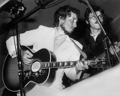 Le chanteur Bob Dylan sur scène lors du festival pop rock de l'Ile de Wight, 1er septembre 1969 (Neg:A50262PL) ---  American singer Bob Dylan, on stage during the Isle of Wight Festival (England), september 1st, 1969. *** Local Caption *** American singer Bob Dylan, on stage during the Isle of Wight Festival (England), september 1st, 1969.