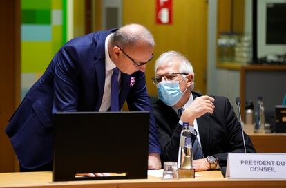 El Alto Representante de Política Exterior de la UE, Josep Borrell, a la derecha, hablaba este lunes con el ministro de Exteriores croata Gordan Grlic Radman, en Bruselas.