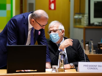 El Alto Representante de Política Exterior de la UE, Josep Borrell, a la derecha, hablaba este lunes con el ministro de Exteriores croata Gordan Grlic Radman, en Bruselas.