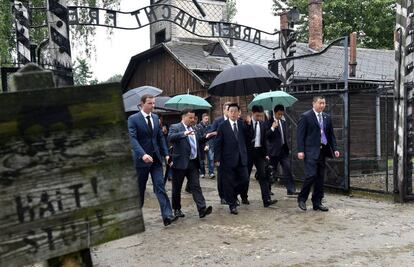 El n&uacute;mero tres del Gobierno chino, Zhang Dejiang (centro), visita Auschwitz el pasado 15 de julio. 