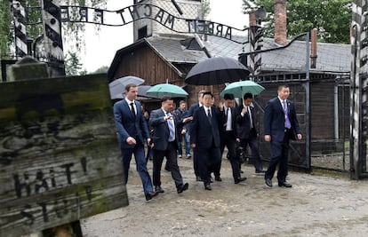 El número tres del Gobierno chino, Zhang Dejiang (centro), visita Auschwitz el pasado 15 de julio.