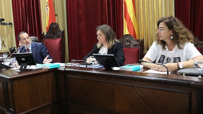 El presidente del Parlament Balear, Gabriel Le Senne (a la izquierda), y las vicepresidenta segunda y secretaria segunda de la Mesa, Mercedes Garrido (segunda por la derecha) y Pilar Costa (primera por la derecha), durante la sesión plenaria, el 15 de octubre de 2024.