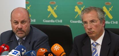 El subdelegado del Gobierno en Cádiz, Javier de Torre (derecha) y Miguel López, de la Seguridad Social.