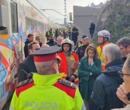 La ministra de Transportes, Raquel Sánchez, esta mañana con agentes policiales y técnicos en el lugar del suceso.