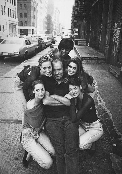 Peter Lindbergh posa com Christy Turlington, Tatjana Patitz, Naomi Campbell, Cindy Crawford e Linda Evangelista, Nova York, 1990.