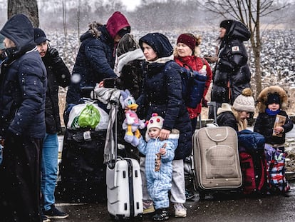 El éxodo de los refugiados ucranios hacia Polonia y Rumania