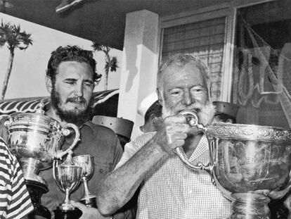 Ernest Hemingway (derecha) y Fidel Castro, en Cuba.