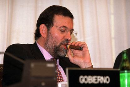 Mariano Rajoy fuma un puro en el Congreso cuando era ministro de Interior, en 2001.