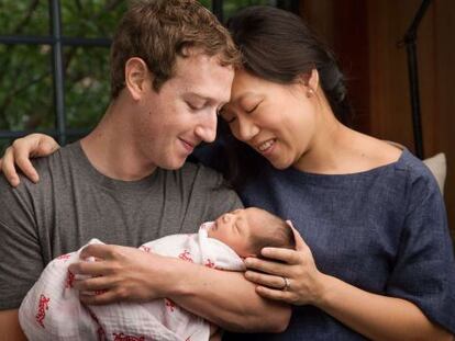 Mark Zuckerberg i la seva esposa Priscilla, amb la nounada Max.