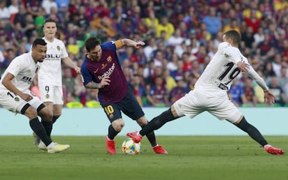 Messi, ante Rodrigo y Coquelín en la última final de Copa.