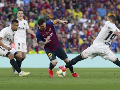 Messi, ante Rodrigo y Coquelín en la última final de Copa.