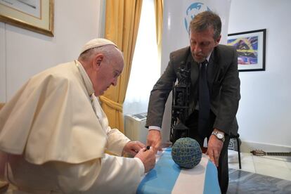 El Papa firma una camiseta de la selección Argentina, minutos antes de la reunión interreligiosa con los jóvenes de Mozambique en Maputo.