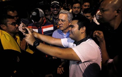 El expresidente colombiano Álvaro Uribe, haciéndose un 'selfie' con un partidario del 'no' al acuerdo de paz, este domingo.