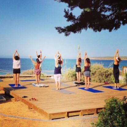 Clase de yoga en el exterior del hotel Aigua Clara de Formentera.