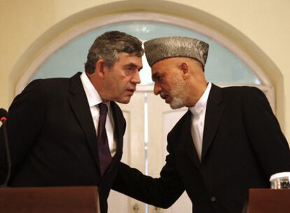 El primer ministro británico, Gordon Brown, en rueda de prensa con el presidente afganos, Hamid Karzai.