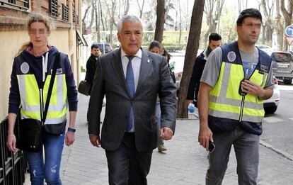 El presidente de la Asociación de Usuarios de Servicios Bancarios (Ausbanc), Luis Pineda, a su salida de la sede de Ausbanc, tras haber sido detenido.