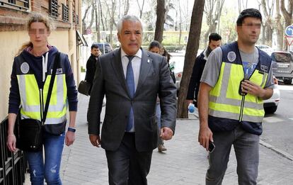 El presidente de la Asociaci&oacute;n de Usuarios de Servicios Bancarios (Ausbanc), Luis Pineda, a su salida de la sede de Ausbanc, tras haber sido detenido.