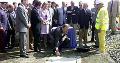 El presidente de la Junta de Andalucía, Manuel Chaves, cierra la urna que conmemora el inicio de las obras del AVE entre Córdoba y Málaga.