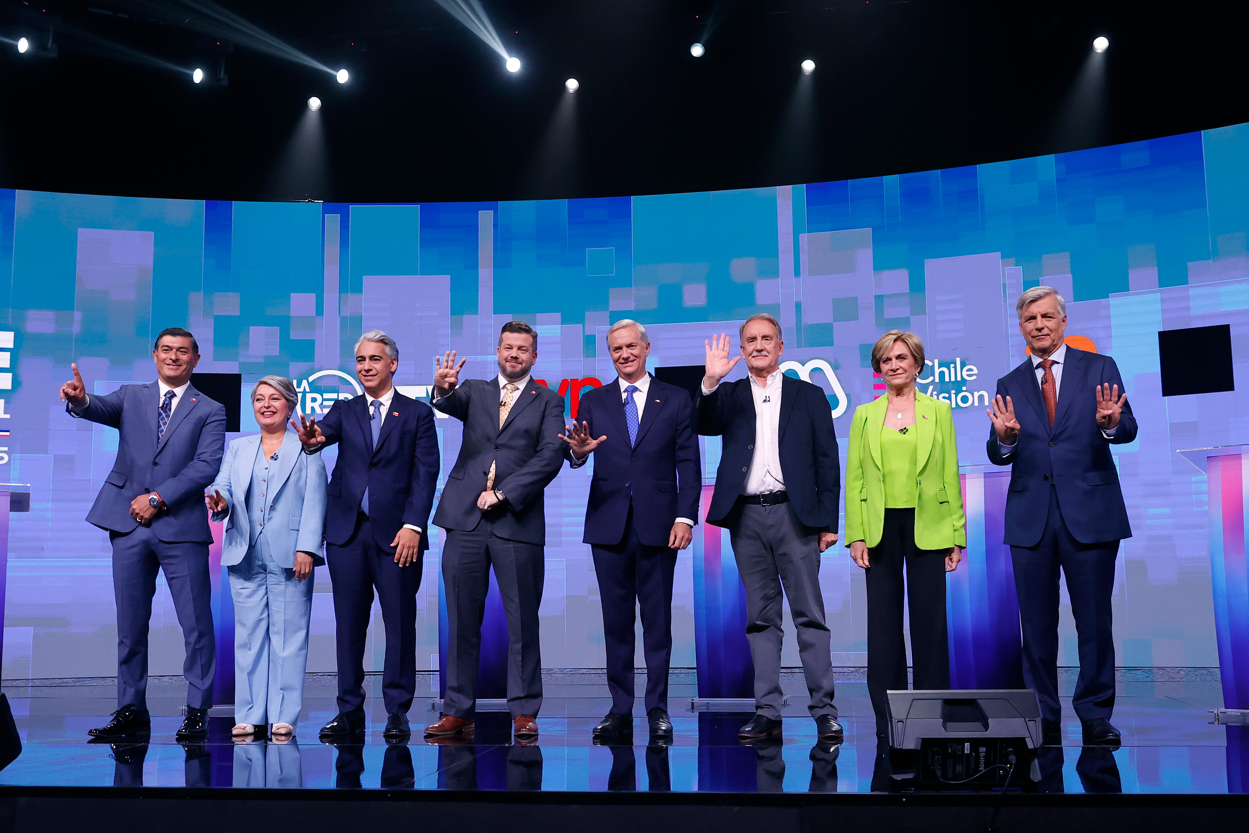 Los ocho momentos del último debate presidencial de Chile: desde los enfrentamientos hasta una rosa para un cumpleaños