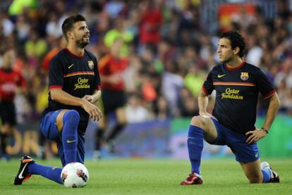 Piqué y Cesc, durante un calentamiento.