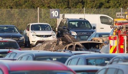 Restos de la avioneta estrellada en el aeropuerto de Blackbushe.