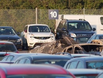 Destroços do avião no aeroporto de Blackbushe.