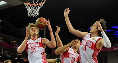 Kirilenko, Monya y Shved intentan anotar.