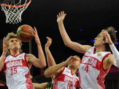 Kirilenko, Monya y Shved intentan anotar.