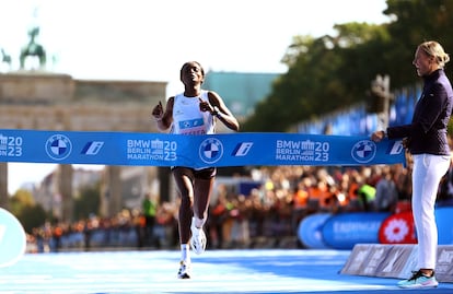 La etíope Tigist Assefa cruzaba este domingo la línea de meta de la maratón de Berlín y batía el récord del mundo.