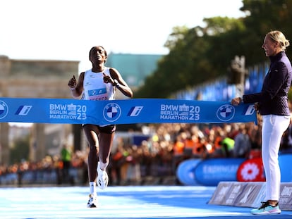 La etíope Tigist Assefa cruzaba este domingo la línea de meta de la maratón de Berlín y batía el récord del mundo.