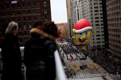 Un globo de Bob Esponja, durante el desfile del Día de Acción de Gracias por la Sexta Avenida de Nueva York.