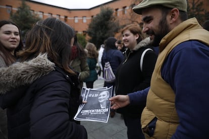 Reparto de carteles en la concentración como protesta por las irregularidades del máster de Cristina Cifuentes en la Universidad Rey Juan Carlos.