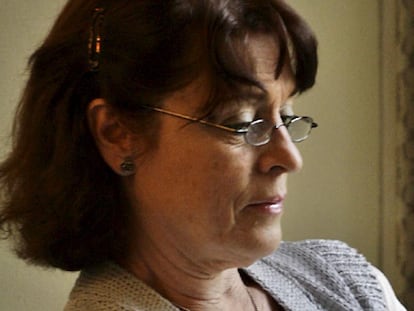 Rosa Garicano leyendo minutos antes de comparecer ante la comparecencia parlamentaria