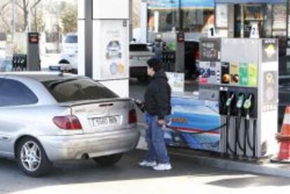 Un usuario repostando gasolina en una estaci&oacute;n de servicio de Madrid