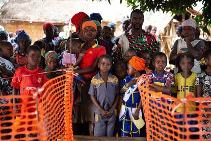 En enero de 2020, el equipo de EURECA (el equipo de emergencia de MSF en República Centroafricana) organizó una intervención de emergencia en la región de Nana-Mambéré, para responder a una epidemia de sarampión y para apoyar al Ministerio de Salud en la realización de una campaña de vacunación.