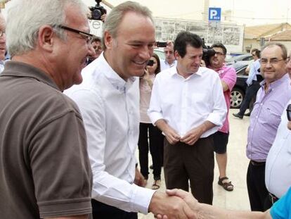 El president de la Generalitat Alberto Fabra y el presidente de la Regi&oacute;n de Murcia Ram&oacute;n Luis Valc&aacute;rcel ayer en Pilar de la Horadada.