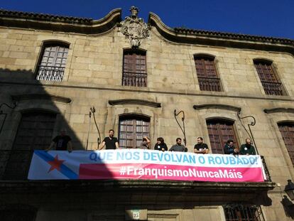 Protesta en la Casa Cornide por la que serán juzgados los activistas.