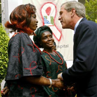 Bush, con un grupo de enfermos de Sida, hoy en Nigeria, última etapa de su gira africana.