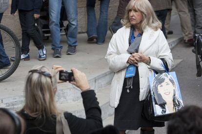 Una interventora del PP con un bolso de la candidata a la presidencia de Cataluña, Alicia-Sánchez Camacho.