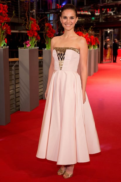 Hacía tiempo que no veíamos tan guapa a Natalie Portman. La actriz posó en la alfombra roja del Bernilale con un vestido muy lady de Dior. Sencilla y elegante.