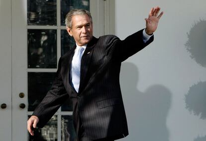 Fíjense en esta imagen: George W. Bush lleva un carísimo traje de raya diplomática que, sin embargo, le sienta como un tiro. La chaqueta es demasiado amplia, las mangas le quedan largas y el puño de la camisa se ajusta demasiado a su muñeca. Si a ello le añadimos una corbata azul cielo que no viene a cuento, se entiende por qué le preferimos con jersey de ochos, camiseta y vaqueros. Al menos poniendo las botas sobre la mesa tenía cierta actitud.